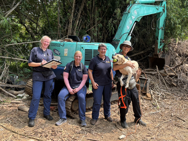 BRH来台指导多年，在东海出现臺湾首例通过高级路径搜救犬。（右1）桃园市政府消防局卢弘恩、搜救犬April(照片/东海大学提供)