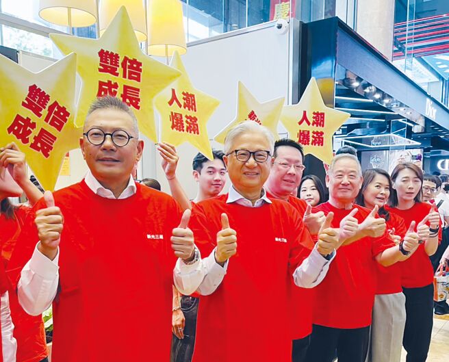 新光三越周年庆2日起开打，一早董事长吴东升（前排右）、副董暨总经理吴昕阳（前排左）现身南西店，率团队一起为各专柜加油打气。图／李丽满