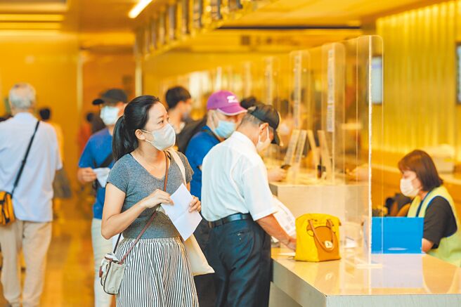 有业者透过LINE加好友或虾皮等平台提供付费「代挂号」服务，每次成功代挂后收取400到450元。卫福部认为违法招揽，将请地方政府卫生局查察。（示意图与新闻内容无关）（本报资料照片）