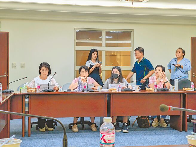 基隆市財政處2日赴議會報告明年歲入預算編列，明年歲入總數237.2億元，其中雖然普通統籌分配款由今年58.2億元增加73億元至131.2億元，但一般性補助款、計畫型補助款合計大幅減少89.4億元，明年歲入總數不增反減，共減少16.7億元。（張志康攝）