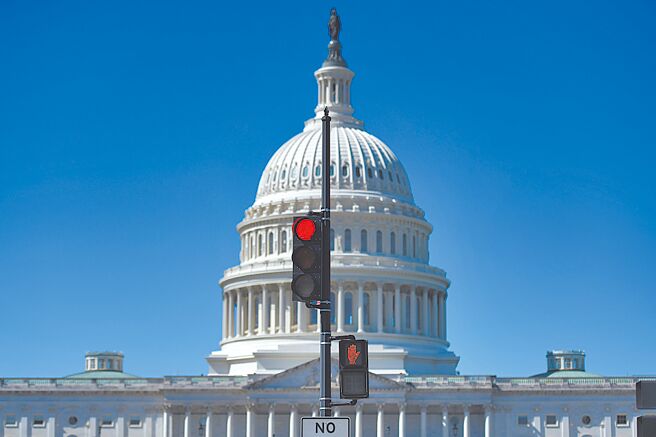 美国联邦政府1日起停摆，恐影响川普总统月底访问印太区域的准备工作，连带波及各界瞩目的川习会。图为美国国会大厦。（新华社）