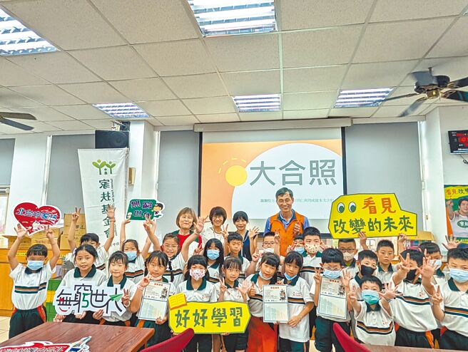 北台中家扶中心舉辦「小小職人甘苦體驗」活動，邀請國小二年級生模擬家庭代工。（家扶中心提供／李京昇台中傳真）