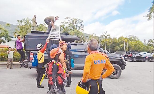 0923花莲洪灾重创光復，多处道路遭泥水掩埋、砂石淤积，台湾极地救援联盟动员逾200辆越野车协助救灾，部分成员返家却收到改装检举单。（台湾极地救援联盟成员吴泰亿提供／蔡旻妤台东传真）