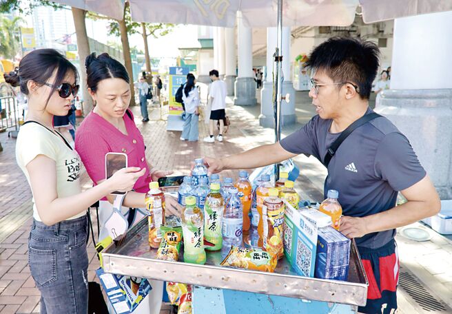 不少遊客除了購物，更會問路和打卡。（《堅雜誌》提供）