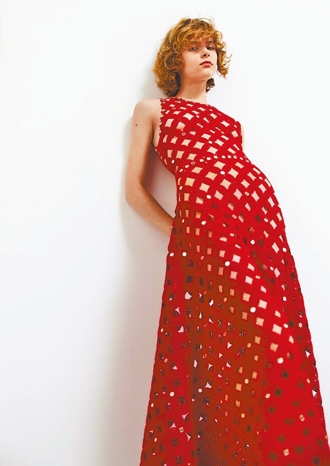 镂空设计与海洋微风相互呼应，红色连身洋装是何超莲评点为「最搭单品」之一。（Maje提供）