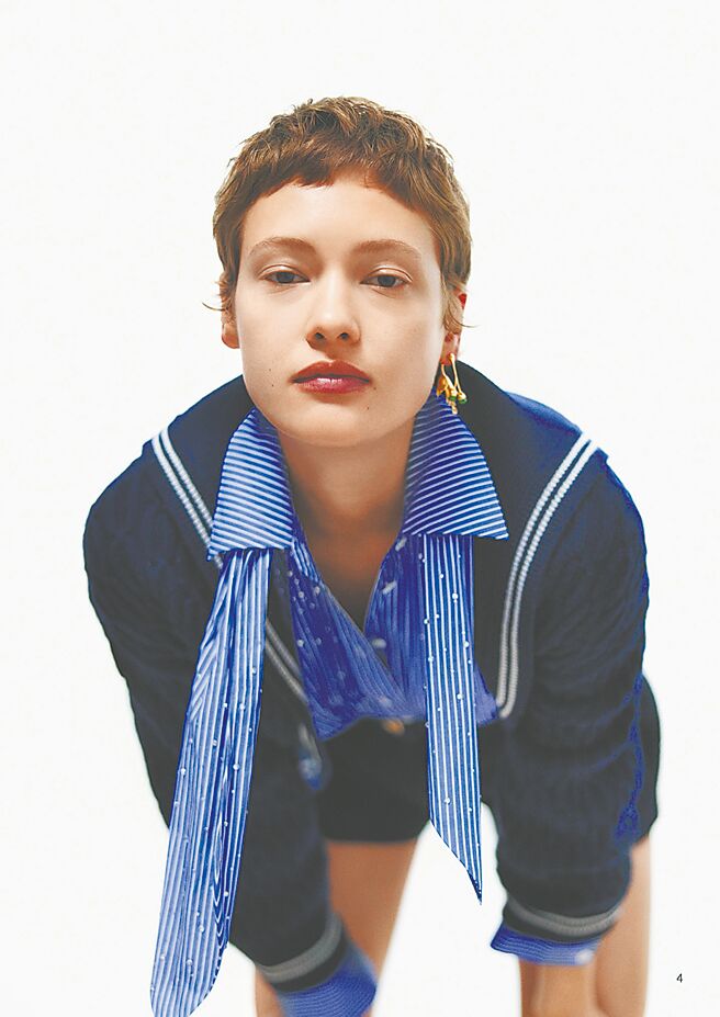 水手领巾、海军服饰，Maje提供女装一个既阳刚又充满甜美造型的特别轮廓。（Maje提供）