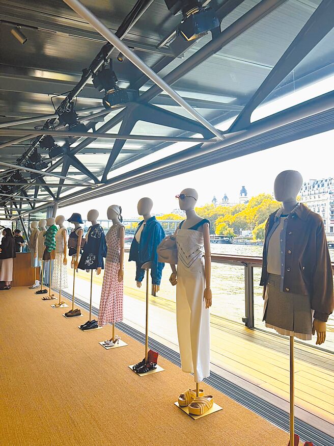 以航海为主题，Maje为这季女性打造充满自在轮廓的海洋造型风格。（黄唯淯摄）