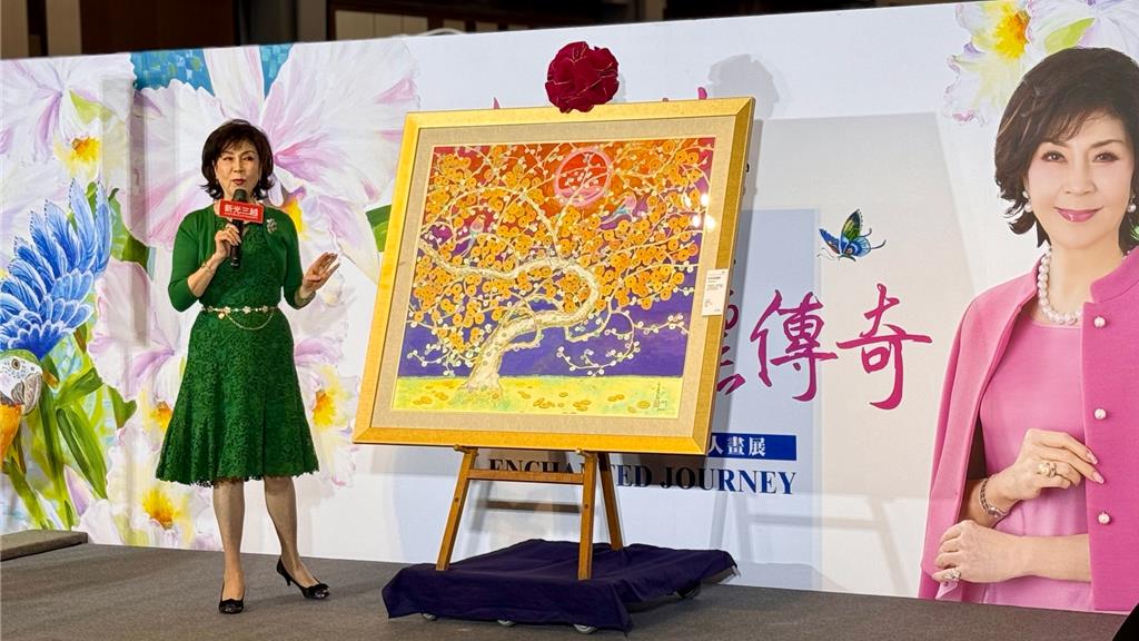 白嘉莉現場介紹全新力作「旺財搖錢樹」時,立馬被收購。(柯宗緯攝)