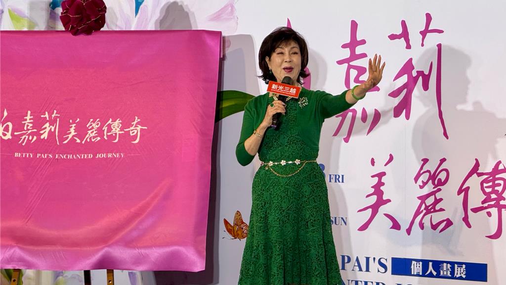 新光三越高雄左營店舉辦「白嘉莉美麗傳奇」藝術展,開幕酒會人氣爆棚,吸引大批海內外粉絲朝聖。(柯宗緯攝)