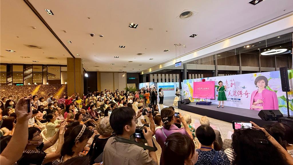 新光三越高雄左營店舉辦「白嘉莉美麗傳奇」藝術展,開幕酒會人氣爆棚,吸引大批海內外粉絲朝聖。(柯宗緯攝)