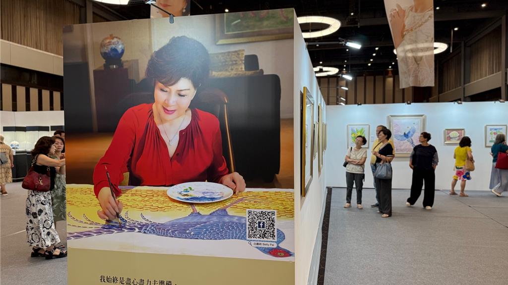 「最美麗最有才氣主持人」的白嘉莉,即日起在新光三越高雄左營店舉辦「白嘉莉美麗傳奇」藝術展,吸引海內外粉絲朝聖。(柯宗緯攝)