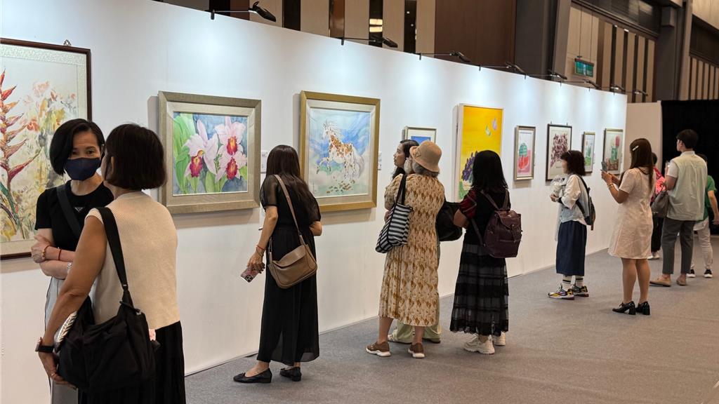 「最美麗最有才氣主持人」的白嘉莉,即日起在新光三越高雄左營店舉辦「白嘉莉美麗傳奇」藝術展,吸引海內外粉絲朝聖。(柯宗緯攝)