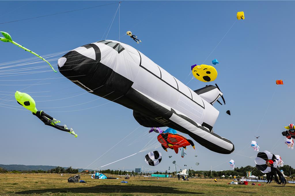 新竹市國際風箏節於新竹漁港盛大開幕，今年以「箏霸星際」為主題，昨首日活動即湧入大批遊客搶先體驗。（新竹市政府提供／王惠慧新竹傳真）