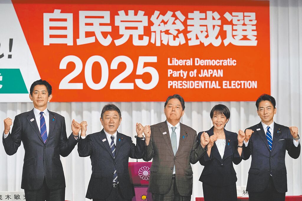 日本自民黨總裁選舉4日投開票，5名候選人小林鷹之（左起）、茂木敏充、林芳正、高市早苗及小泉進次郎合影。（路透）