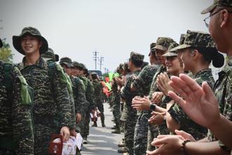 陸戰隊指揮部迎接救災英雄 致最高敬意