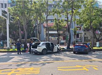 78歲婦騎車疑闖燈！碰撞轎車又波及自小客 釀2傷1昏迷