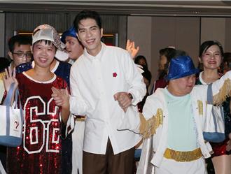 員工親赴花蓮當「鏟子超人」　蕭敬騰愛心加持全額埋單！