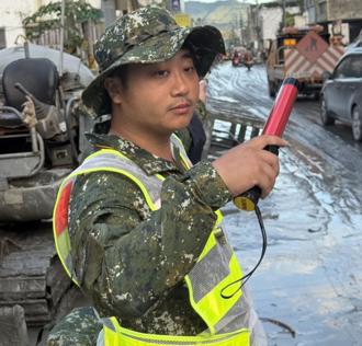 「婚可延、命不能等」！憲兵中士放不下災民   未婚妻霸氣力挺延後婚期  