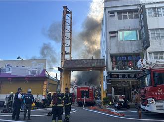 花蓮吉安199倉儲大火！疑有瓦斯罐爆炸　航空站消防車緊急支援