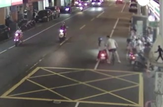 行车纠纷爆衝突！单车男马路拦车辱骂女骑士　警通知到案