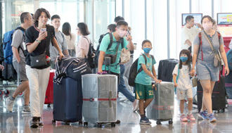 交部次長林國顯機場視察連假疏運 籲旅客留意天氣變化