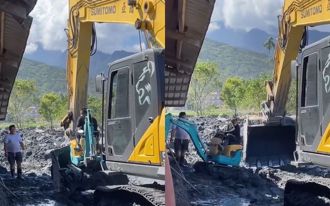 別怕、爸爸來救你！大怪手「一把捧起」陷爛泥小怪手 萌到流淚