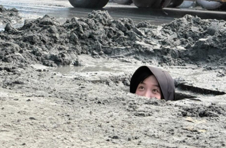 籃籃跳進水溝狂挖「只剩一顆頭」！暖爆球迷：怎能不愛她