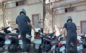 暴力喬車位？騎士猛拉機車「倒整排」 見飛旋踏板還硬踹