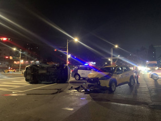 大度路车祸！19岁男驾驶左转遭撞翻　运将、乘客送医