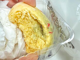 高雄 食品廠月餅長毛發霉 民嚇到吐