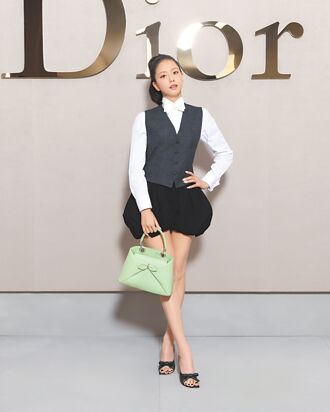 Jisoo黑白看秀 蝴蝶结包抢镜