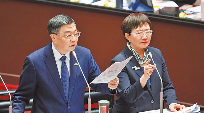 針對全民普發現金1萬元議題，行政院長卓榮泰（左）、財政部長莊翠雲（右）3日在立法院答詢表示，只要立法院三讀通過特別預算，行政院就可以在1個月內發放。（姚志平攝）