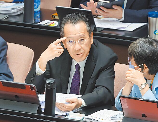 国防部长顾立雄3日强调，潜舰后续舰预算，一定会等原型舰海鲲号通过海测之后才会动支。（姚志平摄）