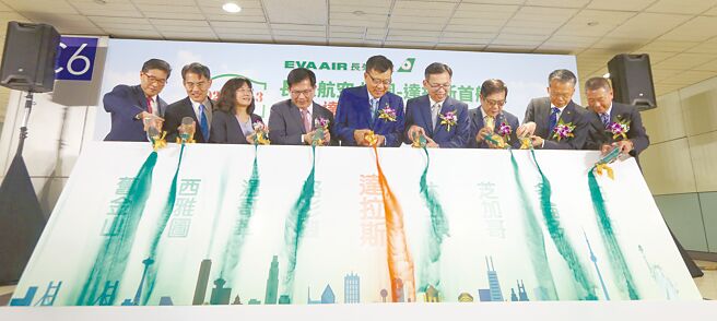 外交部长林佳龙（左四）与长荣航空董事长林宝水（中）等人，3日出席长荣航空台北-达拉斯首航仪式，林佳龙致词时说，乐见台美舰队藉着新航线的开通，加速双方的交互投资。（范扬光摄）