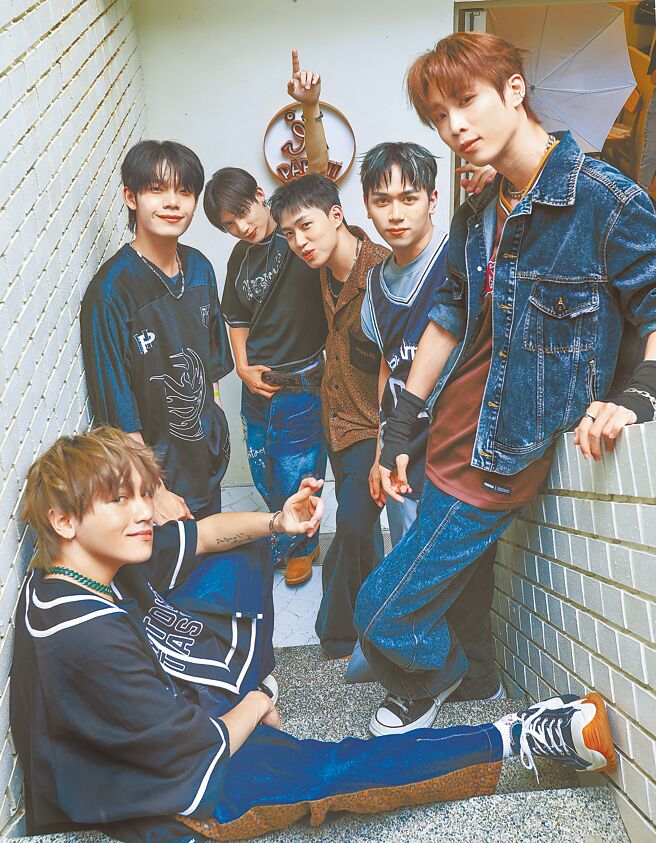 Saturnday由4人升级为6人男团，由潘永安（左起）、刘凯杰、唐立杰、峻玮、陈水丰、刘新民组成。（陈俊吉摄）