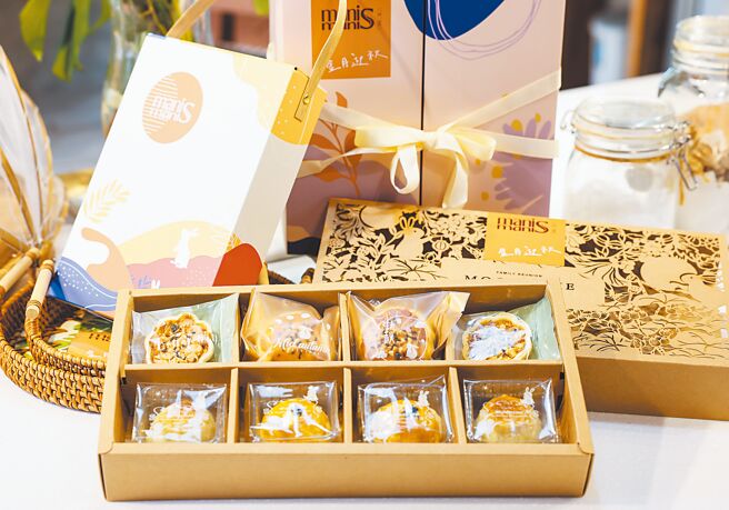 「manis manis 甜.覓室」推出中秋限定月餅禮盒。（陳俊吉攝）