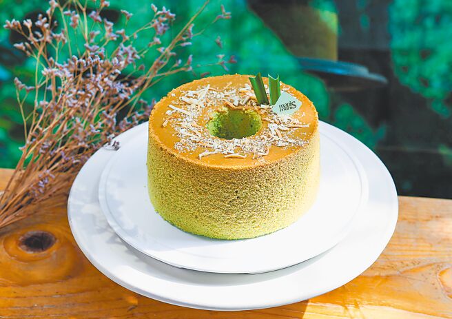 manis manis 甜.覓室「斑蘭綠蛋糕」是常態經典款，深受消費者喜愛。（陳俊吉攝）