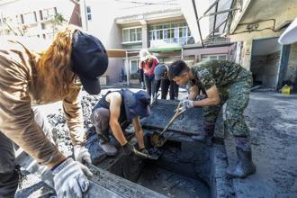 國軍馳援光復接力清淤 重建家園