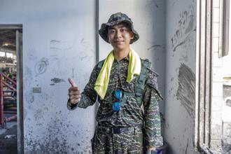 官兵休假奔赴災區 化身「鏟子超人」