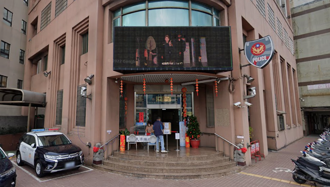 酒吧慶生爆口角　高雄醉男持酒瓶怒砸友人遭送辦