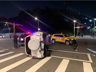 北投轎車違規左轉遭計程車攔腰猛撞   2駕駛受傷送醫