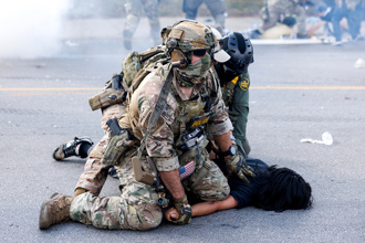 川普下令300國民兵進駐芝加哥 女駕車撞執法人員遭槍擊