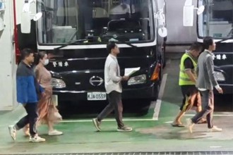 靈修男遭凌虐餓死！創辦人、網紅牙醫牢中過秋節 上囚車畫面曝 