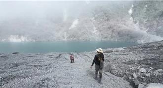 獨家》挺進馬太鞍溪堰塞湖！9人小組揭「粉塵漫天、深陷泥沼」險境