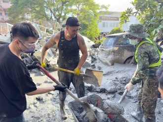 台大外籍教授化身鏟子超人！驚覺「台灣人安靜堅強」 讚：真正的英雄
