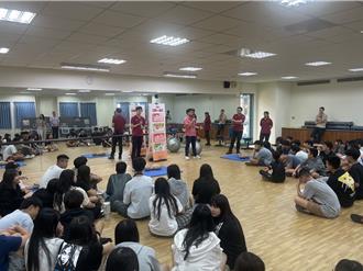 桃園小小消防營開跑！學童雙語學防災自救技能