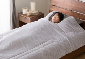 躺下去超「安详」宜得利新毛毯造型爆红 网笑翻：太庄严了