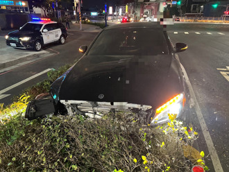 賓士男精神不濟釀禍！　C300「直直撞」飛上安全島