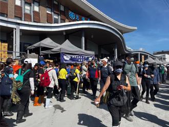 青鸟灾区举台独旗唱〈岛屿天光〉 粉专轰爆：还在搞政治