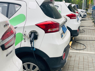 陸電動車主崩潰！十一長假陷充電惡夢  等四小時喊慘